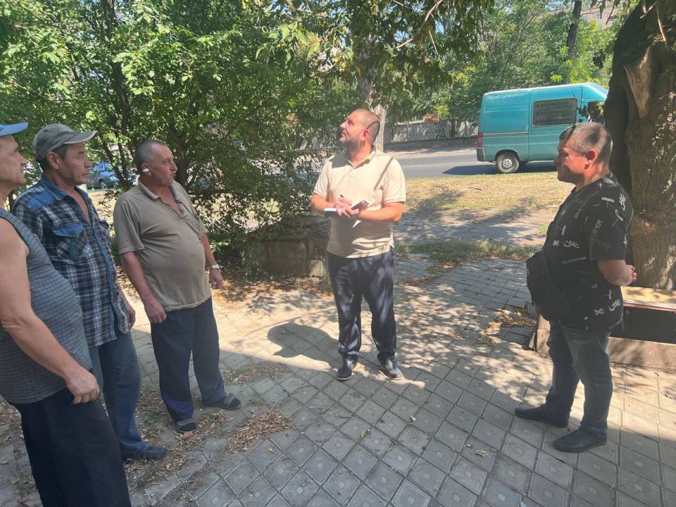 По поручению Главы ДНР Дениса Пушилина 20.08.2025 по адресу: г. Донецк, ул. Куйбышева,69 состоялась встреча с жителями района, на которой присутствовали заместитель руководителя Управы Ленинского внутригородского района... По поручению Главы ДНР Дениса Пушилина 20.08.2025 по адресу: г. Донецк, ул. Куйбышева,69 состоялась встреча с жителями района, на которой присутствовали заместитель руководителя Управы Ленинского внутригородского района...