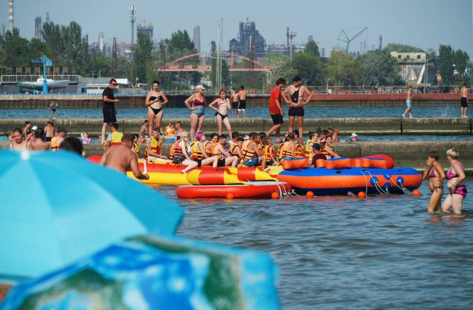 Уходящее лето оставляет теплые воспоминания о морском отдыхе в Мариуполе Уходящее лето оставляет теплые воспоминания о морском отдыхе в Мариуполе