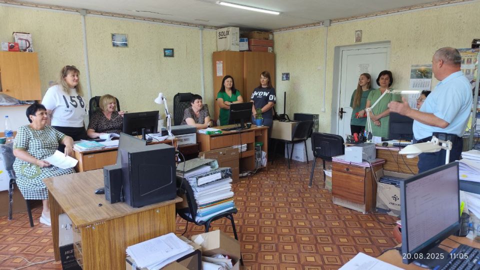 Сегодня депутат Тельмановского муниципального совета Владимир Ермак встретился с сотрудниками Отдела образования Администрации Тельмановского Муниципального округа Сегодня депутат Тельмановского муниципального совета Владимир Ермак встретился с сотрудниками Отдела образования Администрации Тельмановского Муниципального округа