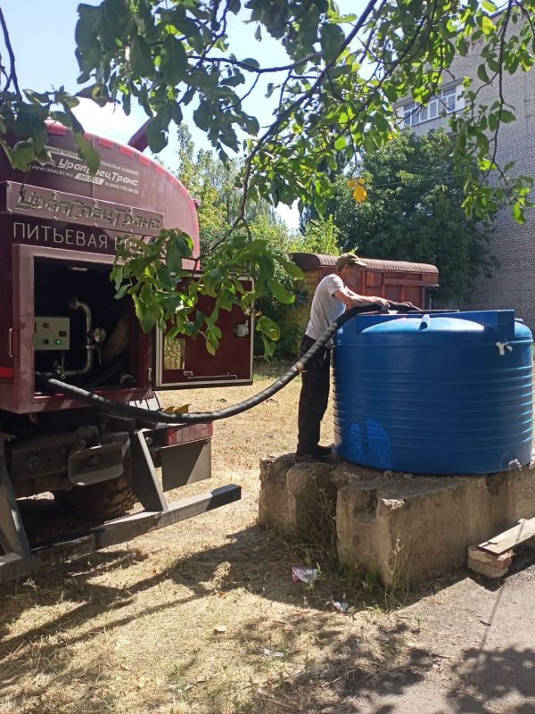 В связи со сложной ситуацией водоснабжения на территории города Дебальцево, администрацией городского округа были установлены емкости в микрорайонах города В связи со сложной ситуацией водоснабжения на территории города Дебальцево, администрацией городского округа были установлены емкости в микрорайонах города