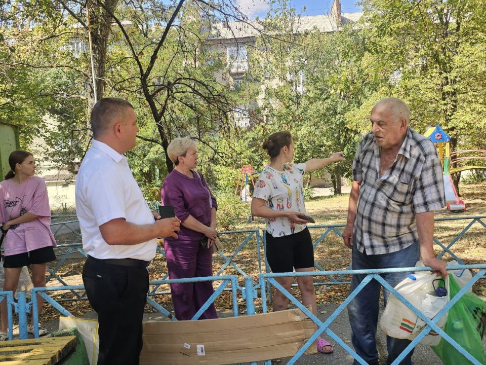 Юрий Атаманов: СХОД ГРАЖДАН. Провёл сегодня сход граждан по ул. Щорса, 43 совместно с управляющим делами Администрации округа Юлией Сницарь, управляющим делами Управы Ворошиловского внутригородского района Никитой Тарасовым... Юрий Атаманов: СХОД ГРАЖДАН. Провёл сегодня сход граждан по ул. Щорса, 43 совместно с управляющим делами Администрации округа Юлией Сницарь, управляющим делами Управы Ворошиловского внутригородского района Никитой Тарасовым...
