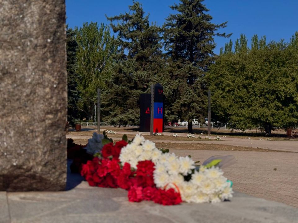 Александр Шатов: Возложение цветов к памятному знаку в честь основания города Шахтерска Александр Шатов: Возложение цветов к памятному знаку в честь основания города Шахтерска
