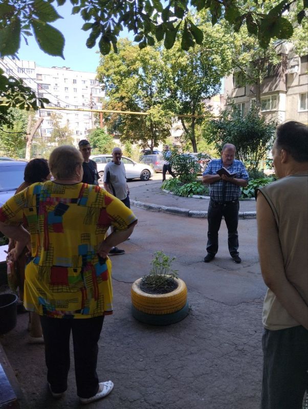 По поручению Главы ДНР Дениса Пушилина 20.08.2025 по адресу: г. Донецк, ул. Речная,24 состоялась встреча с жителями района, на которой присутствовал депутат Донецкого городского Совета Евгений Селютин По поручению Главы ДНР Дениса Пушилина 20.08.2025 по адресу: г. Донецк, ул. Речная,24 состоялась встреча с жителями района, на которой присутствовал депутат Донецкого городского Совета Евгений Селютин