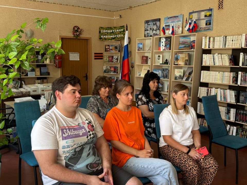 Депутат Сергей Зайцев обсудил с коллективом библиотеки водоснабжение и планы празднования Дня города Депутат Сергей Зайцев обсудил с коллективом библиотеки водоснабжение и планы празднования Дня города