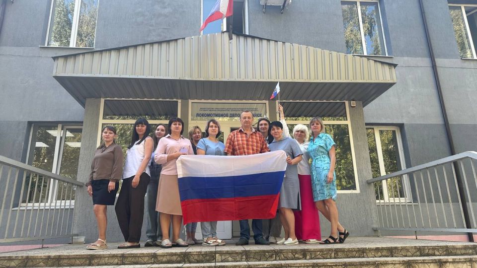#ПодОднимФлагом. С 18 по 22 августа 2025 года по всей России проходят мероприятия в рамках акции «Цвета Родины», приуроченной ко Дню Государственного флага Российской Федерации #ПодОднимФлагом. С 18 по 22 августа 2025 года по всей России проходят мероприятия в рамках акции «Цвета Родины», приуроченной ко Дню Государственного флага Российской Федерации