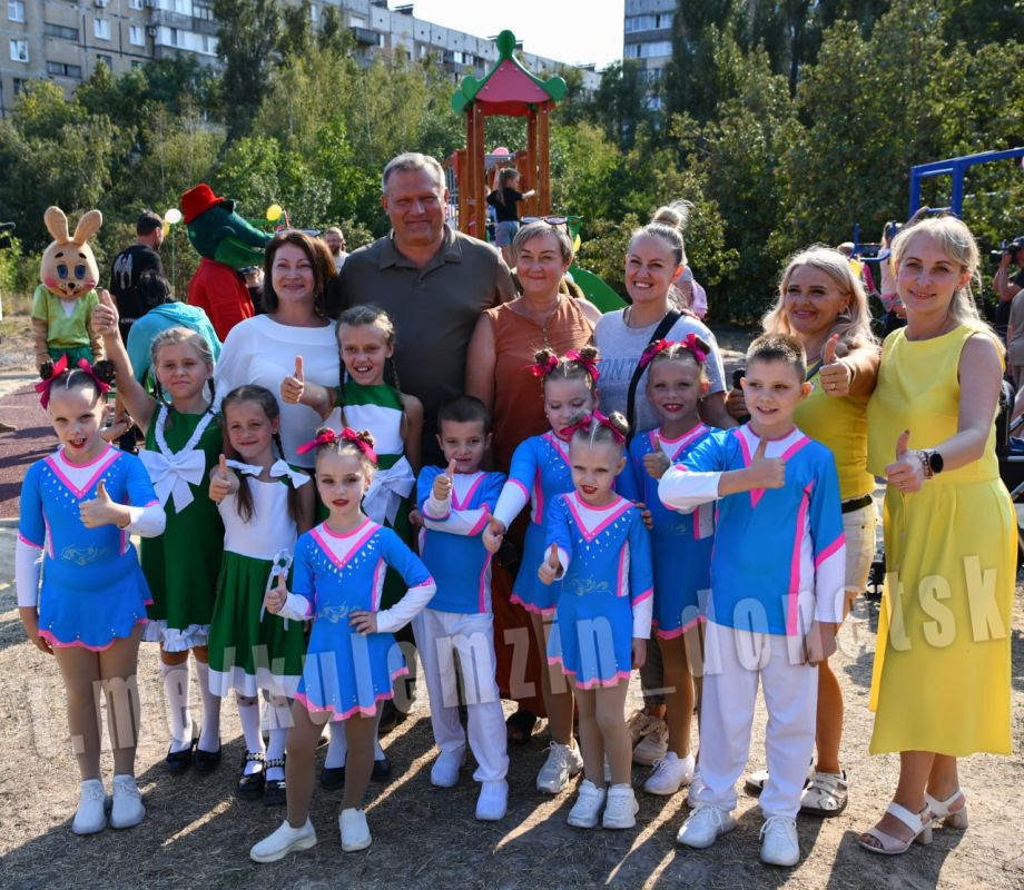 Алексей Кулемзин: Сегодня в микрорайоне «Текстильщик» Кировского района десятки малышей и их родители собрались на открытие новой детской площадки Алексей Кулемзин: Сегодня в микрорайоне «Текстильщик» Кировского района десятки малышей и их родители собрались на открытие новой детской площадки