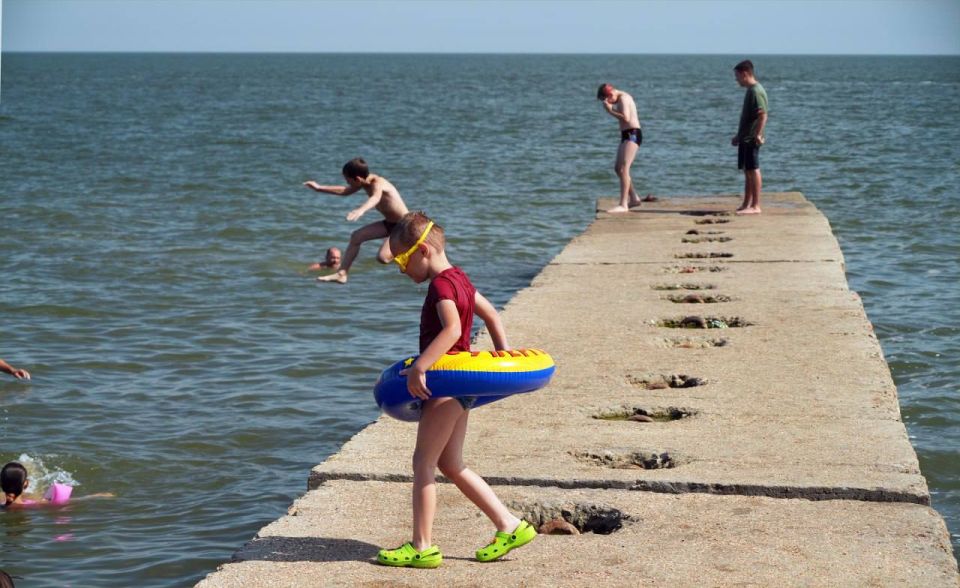 Уходящее лето оставляет теплые воспоминания о морском отдыхе в Мариуполе Уходящее лето оставляет теплые воспоминания о морском отдыхе в Мариуполе