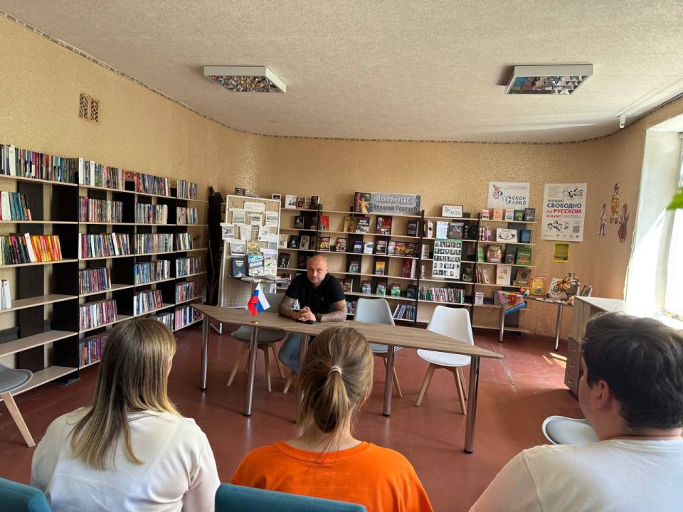 Депутат Сергей Зайцев обсудил с коллективом библиотеки водоснабжение и планы празднования Дня города Депутат Сергей Зайцев обсудил с коллективом библиотеки водоснабжение и планы празднования Дня города