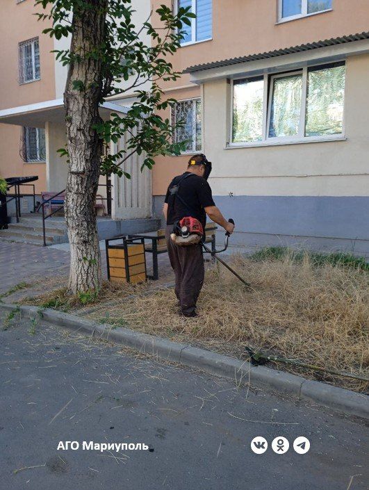 Мариупольские коммунальщики благоустроили придомовые территории в трех районах города Мариупольские коммунальщики благоустроили придомовые территории в трех районах города