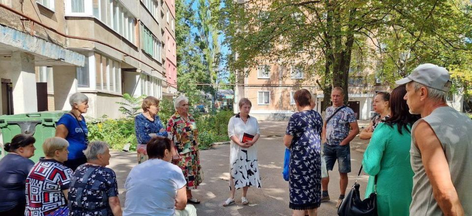 20 августа встречу с жителями возле дома 1а м-на Магистральный, дома 3 по ул. Скнарева провела заместитель руководителя Управы Советского внутригородского района Администрации городского округа Макеевка Надежда Прокапович 20 августа встречу с жителями возле дома 1а м-на Магистральный, дома 3 по ул. Скнарева провела заместитель руководителя Управы Советского внутригородского района Администрации городского округа Макеевка Надежда Прокапович