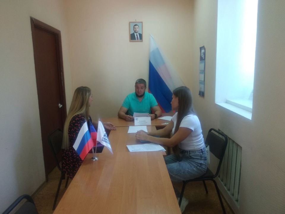 20 августа Александр Камышов, депутат Народного совета ДНР первого созыва провёл приём граждан в Общественной приемной Председателя партии «Единая Россия» Червоногвардейского района городского округа Макеевка 20 августа Александр Камышов, депутат Народного совета ДНР первого созыва провёл приём граждан в Общественной приемной Председателя партии «Единая Россия» Червоногвардейского района городского округа Макеевка