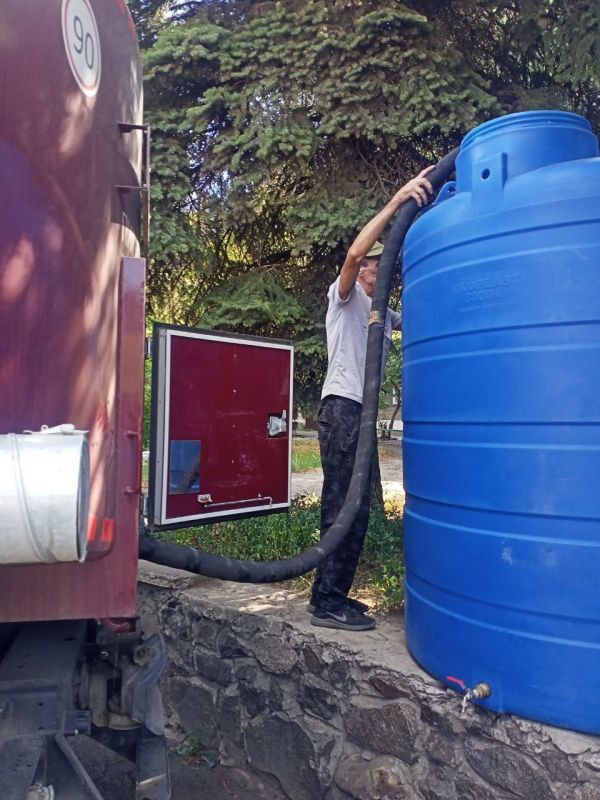 В связи со сложной ситуацией водоснабжения на территории города Дебальцево, администрацией городского округа были установлены емкости в микрорайонах города В связи со сложной ситуацией водоснабжения на территории города Дебальцево, администрацией городского округа были установлены емкости в микрорайонах города