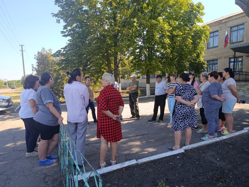 20 августа заместитель главы Администрации Старобешевского муниципального округа Михаил Ольмезов провел встречу с трудовым коллективом ГБОУ «Осыковская школа Старобешевского м.о.» 20 августа заместитель главы Администрации Старобешевского муниципального округа Михаил Ольмезов провел встречу с трудовым коллективом ГБОУ «Осыковская школа Старобешевского м.о.»