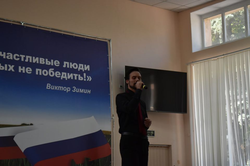 Игорь Лызов: Артисты Донецкого государственного академического музыкально-драматического театра имени М.М. Бровуна посетили Амвросиевку с концертной программой, посвящённой Дню Государственного флага Российской Федерации Игорь Лызов: Артисты Донецкого государственного академического музыкально-драматического театра имени М.М. Бровуна посетили Амвросиевку с концертной программой, посвящённой Дню Государственного флага Российской Федерации