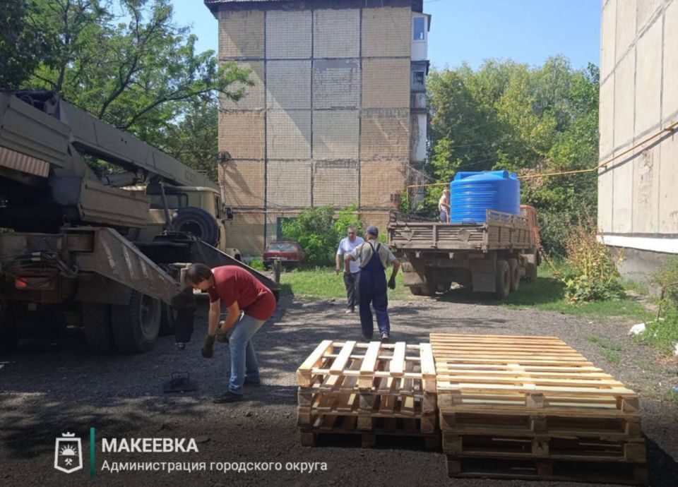 В Макеевке продолжаются работы по установке ёмкостей для разбора воды В Макеевке продолжаются работы по установке ёмкостей для разбора воды