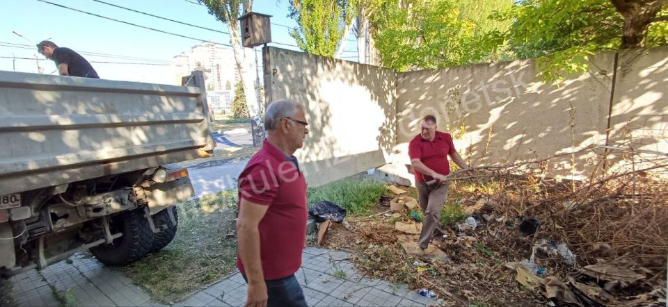 Алексей Кулемзин: В Управу Киевского внутригородского района обратился настоятель Свято-Воскресенского храма с просьбой привести в порядок прилегающую к храму территорию и помочь в уборке стихийно скопившегося мусора Алексей Кулемзин: В Управу Киевского внутригородского района обратился настоятель Свято-Воскресенского храма с просьбой привести в порядок прилегающую к храму территорию и помочь в уборке стихийно скопившегося мусора