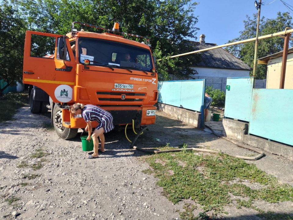 Для обеспечения водой жителей района Управой Кировского внутригородского района ежедневно осуществляется подвоз воды для жителей домов, в которые в установленный графиком день не поступила вода Для обеспечения водой жителей района Управой Кировского внутригородского района ежедневно осуществляется подвоз воды для жителей домов, в которые в установленный графиком день не поступила вода