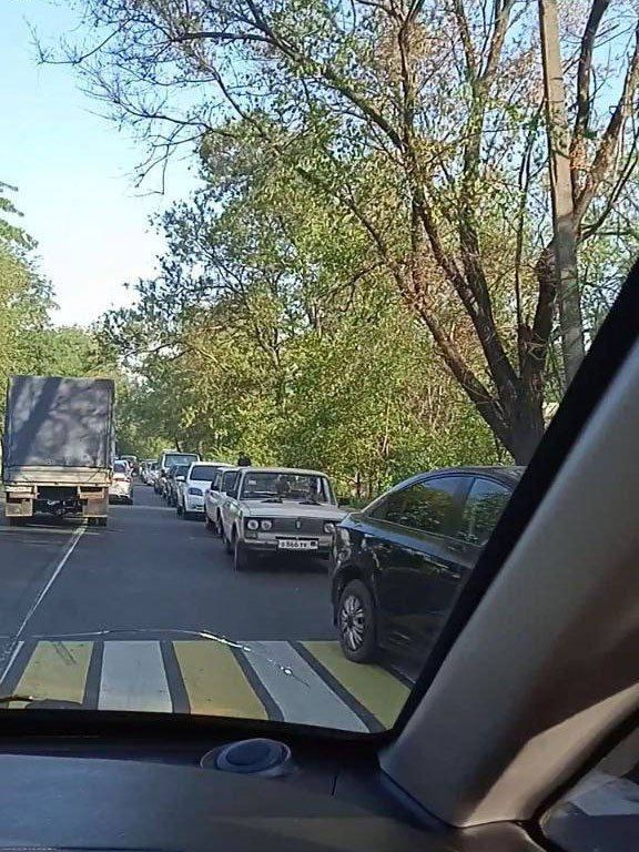 Сотни автомобилей: очередь в МРЭО на улице в Донецке «вылезла» на Левобережную Сотни автомобилей: очередь в МРЭО на улице в Донецке «вылезла» на Левобережную