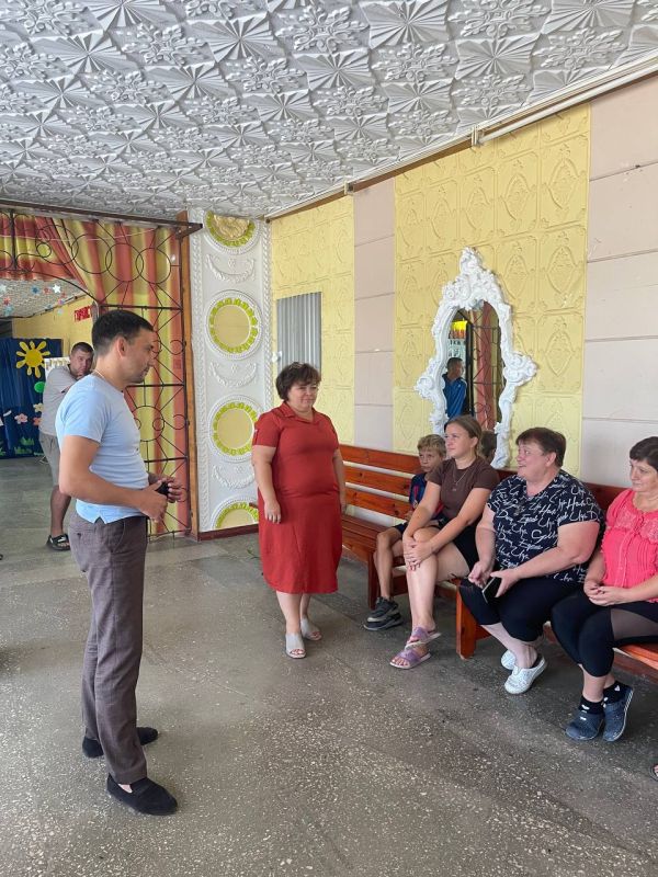 В рамках исполнения поручения Главы ДНР Дениса Пушилина депутат #Комитет_по_транспорту_и_связи Денис Машков (фракция «Единая Россия») провел встречу с коллективом Дома культуры в селе Ровнополь Волновахского муниципального... В рамках исполнения поручения Главы ДНР Дениса Пушилина депутат #Комитет_по_транспорту_и_связи Денис Машков (фракция «Единая Россия») провел встречу с коллективом Дома культуры в селе Ровнополь Волновахского муниципального...