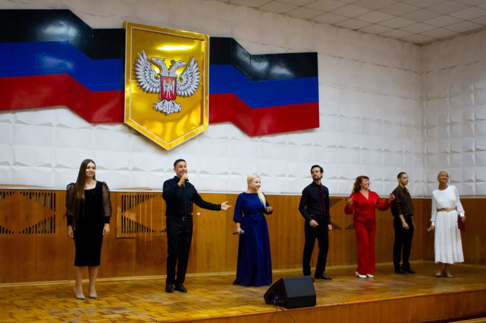В преддверии Дня флага России ветераны-защитники Родины посетили праздничные концерты В преддверии Дня флага России ветераны-защитники Родины посетили праздничные концерты