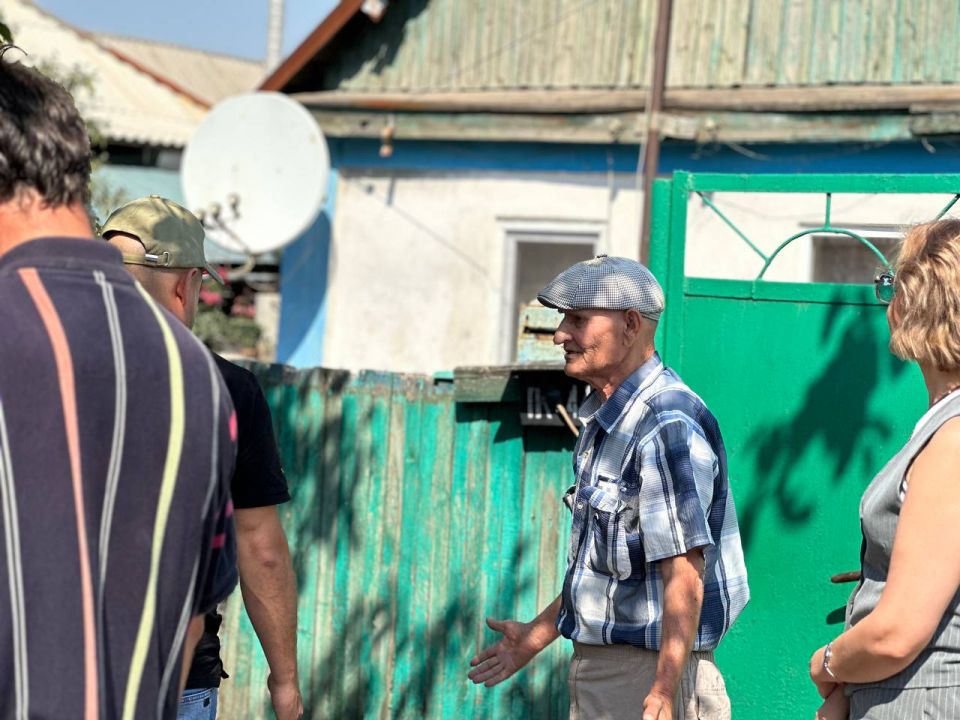 Денис Зубов: Встреча с населением. 21 августа состоялась встреча первого заместителя главы администрации городского округа Иловайск Свердлова Михаила Николаевича с местными жителями на подведомственной территории Денис Зубов: Встреча с населением. 21 августа состоялась встреча первого заместителя главы администрации городского округа Иловайск Свердлова Михаила Николаевича с местными жителями на подведомственной территории