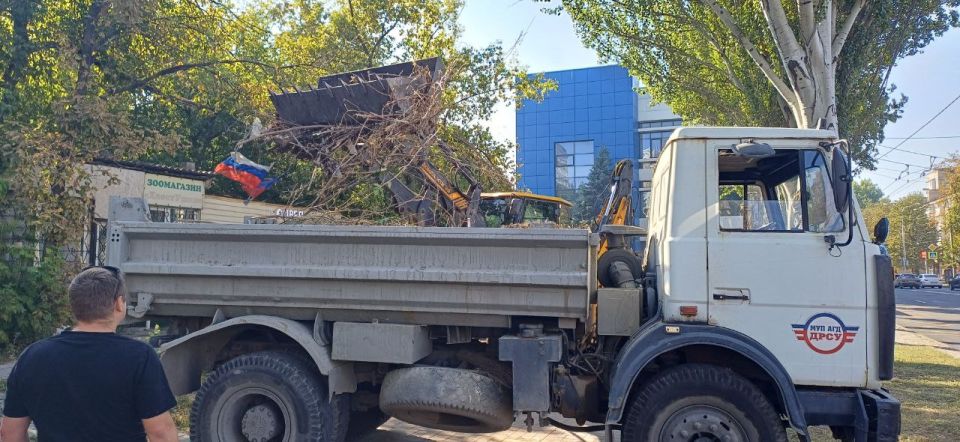 Валентин Левченко: В Управу Киевского внутригородского района обратился настоятель Свято-Воскресенского храма, что на Шахтерской площади, с просьбой привести в порядок прилегающую к храму территорию и помочь в уборке... Валентин Левченко: В Управу Киевского внутригородского района обратился настоятель Свято-Воскресенского храма, что на Шахтерской площади, с просьбой привести в порядок прилегающую к храму территорию и помочь в уборке...
