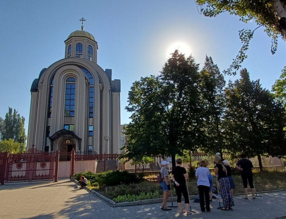 Валентин Левченко: В Управу Киевского внутригородского района обратился настоятель Свято-Воскресенского храма, что на Шахтерской площади, с просьбой привести в порядок прилегающую к храму территорию и помочь в уборке... Валентин Левченко: В Управу Киевского внутригородского района обратился настоятель Свято-Воскресенского храма, что на Шахтерской площади, с просьбой привести в порядок прилегающую к храму территорию и помочь в уборке...