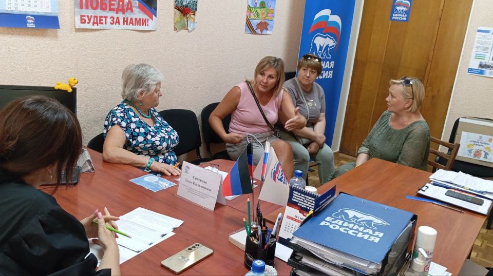 Василий Ткачук: Сегодня руководитель Управы Калининского внутригородского района Администрации городского округа Донецк Елена Синецкая провела приём граждан в общественной приёмной Всероссийской политической партии «Единая... Василий Ткачук: Сегодня руководитель Управы Калининского внутригородского района Администрации городского округа Донецк Елена Синецкая провела приём граждан в общественной приёмной Всероссийской политической партии «Единая...