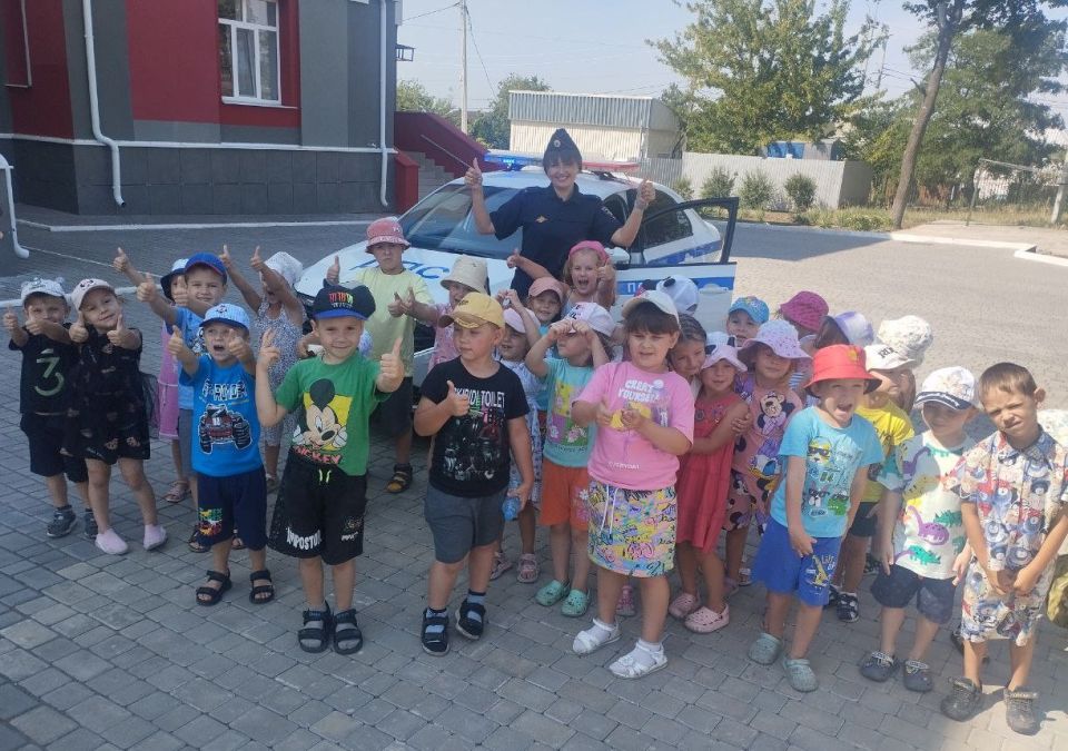 Для дошколят Мариуполя сотрудники ГАИ провели урок по правилам дорожной безопасности Для дошколят Мариуполя сотрудники ГАИ провели урок по правилам дорожной безопасности