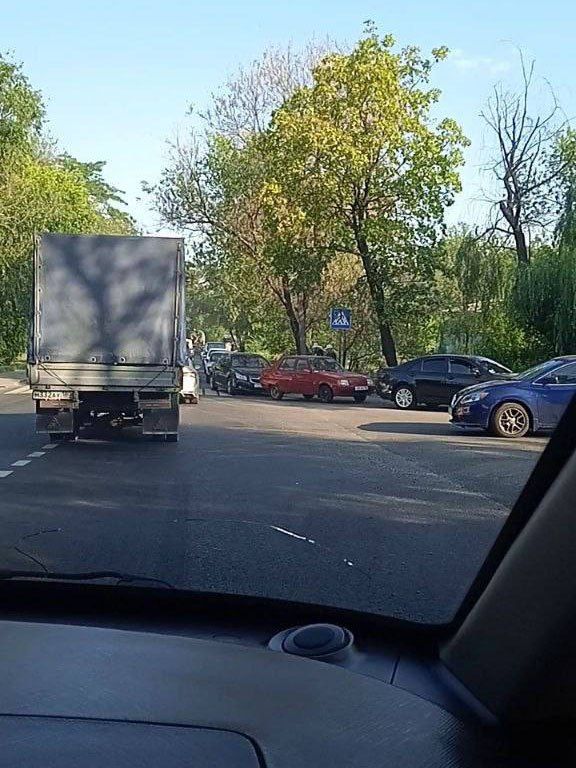 Сотни автомобилей: очередь в МРЭО на улице в Донецке «вылезла» на Левобережную Сотни автомобилей: очередь в МРЭО на улице в Донецке «вылезла» на Левобережную