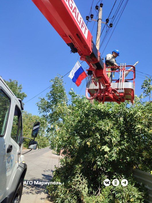 «Мариупольгорсвет» украшает городские улицы государственной символикой «Мариупольгорсвет» украшает городские улицы государственной символикой