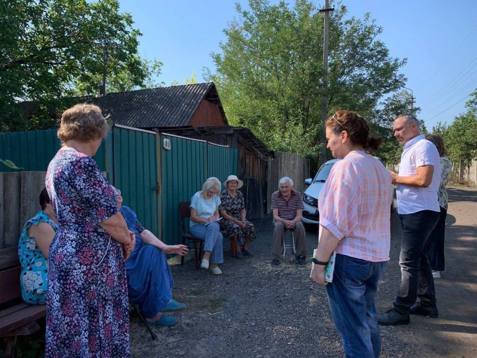 Сегодня начальник Зуевского территориального отдела администрации муниципального образования Алексей Марюхнич провел встречу с гражданами в пгт Зуевка, пер Сегодня начальник Зуевского территориального отдела администрации муниципального образования Алексей Марюхнич провел встречу с гражданами в пгт Зуевка, пер
