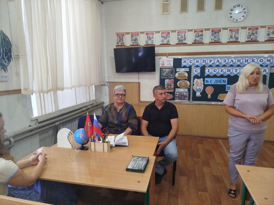 21 августа заместитель Главы Администрации Старобешевского муниципального округа Вера Немилостивая провела встречу с трудовым коллективом Старобешевской школы №1 21 августа заместитель Главы Администрации Старобешевского муниципального округа Вера Немилостивая провела встречу с трудовым коллективом Старобешевской школы №1