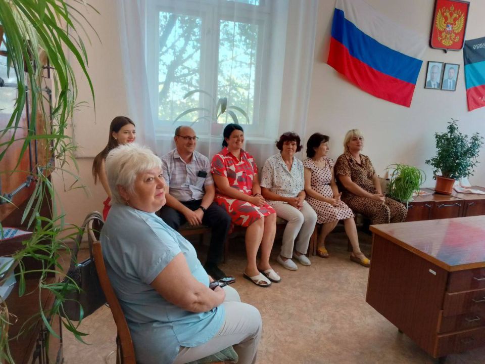 Встреча с коллективом. Управляющий делами Администрации Шахтерского муниципального округа Юлия Пономаренко провела встречу с коллективом отдела по культурно-досуговой деятельности села Великая Шишовка Встреча с коллективом. Управляющий делами Администрации Шахтерского муниципального округа Юлия Пономаренко провела встречу с коллективом отдела по культурно-досуговой деятельности села Великая Шишовка