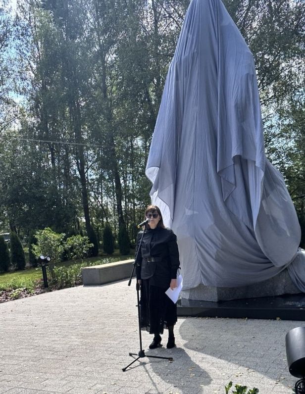 В Подмосковье открыли памятник Даши Дугиной в третью годовщину ее гибели В Подмосковье открыли памятник Даши Дугиной в третью годовщину ее гибели