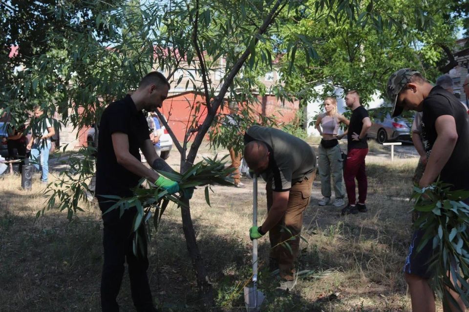 Владислав Подкова: В преддверии Дня города и Дня шахтёра провели субботник в Ленинском районе Донецка Владислав Подкова: В преддверии Дня города и Дня шахтёра провели субботник в Ленинском районе Донецка