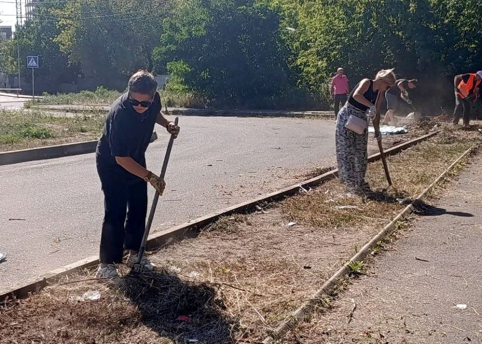 "Чистый четверг". В Куйбышевском районе сотрудники управы, коммунальной службы и СШОР по футболу провели акцию "Чистый четверг". Совместными усилиями они очистили часть улицы Бестужева от мусора и сухой растительности "Чистый четверг". В Куйбышевском районе сотрудники управы, коммунальной службы и СШОР по футболу провели акцию "Чистый четверг". Совместными усилиями они очистили часть улицы Бестужева от мусора и сухой растительности