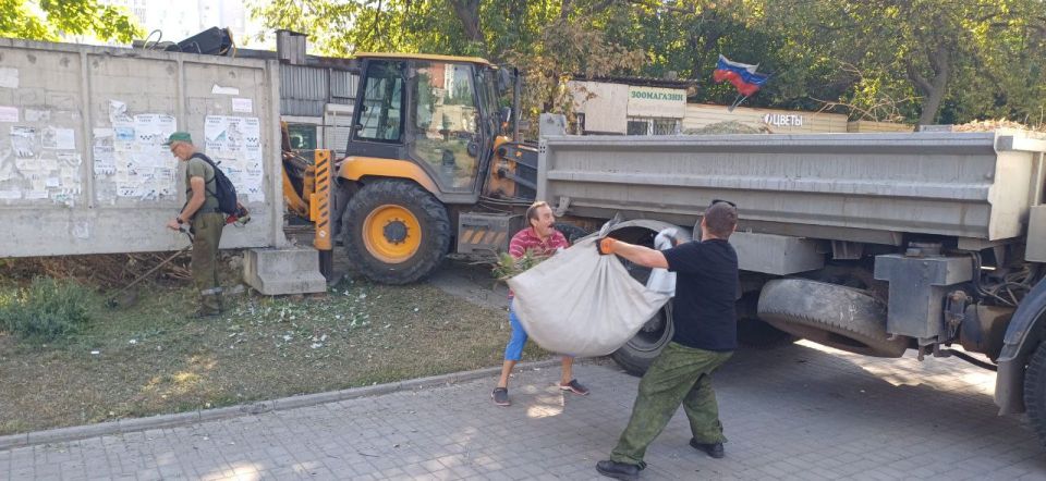 Валентин Левченко: В Управу Киевского внутригородского района обратился настоятель Свято-Воскресенского храма, что на Шахтерской площади, с просьбой привести в порядок прилегающую к храму территорию и помочь в уборке... Валентин Левченко: В Управу Киевского внутригородского района обратился настоятель Свято-Воскресенского храма, что на Шахтерской площади, с просьбой привести в порядок прилегающую к храму территорию и помочь в уборке...