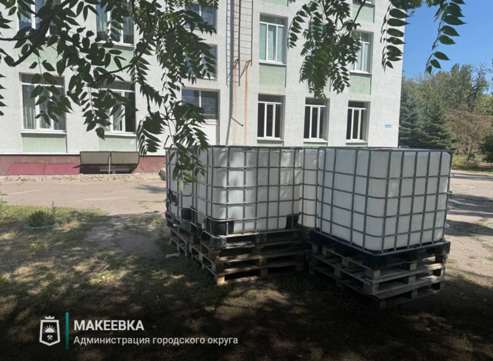 В Макеевке продолжаются работы по установке ёмкостей для разбора воды В Макеевке продолжаются работы по установке ёмкостей для разбора воды