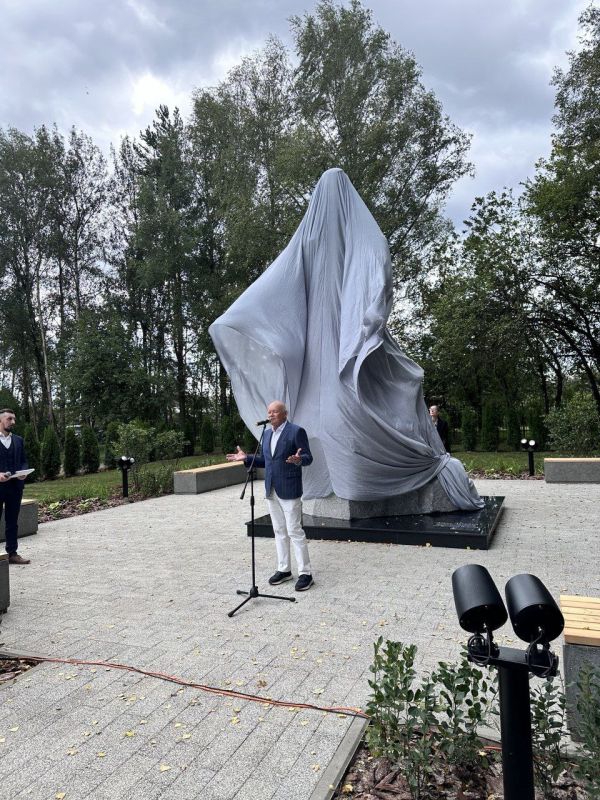 В Подмосковье открыли памятник Даши Дугиной в третью годовщину ее гибели В Подмосковье открыли памятник Даши Дугиной в третью годовщину ее гибели