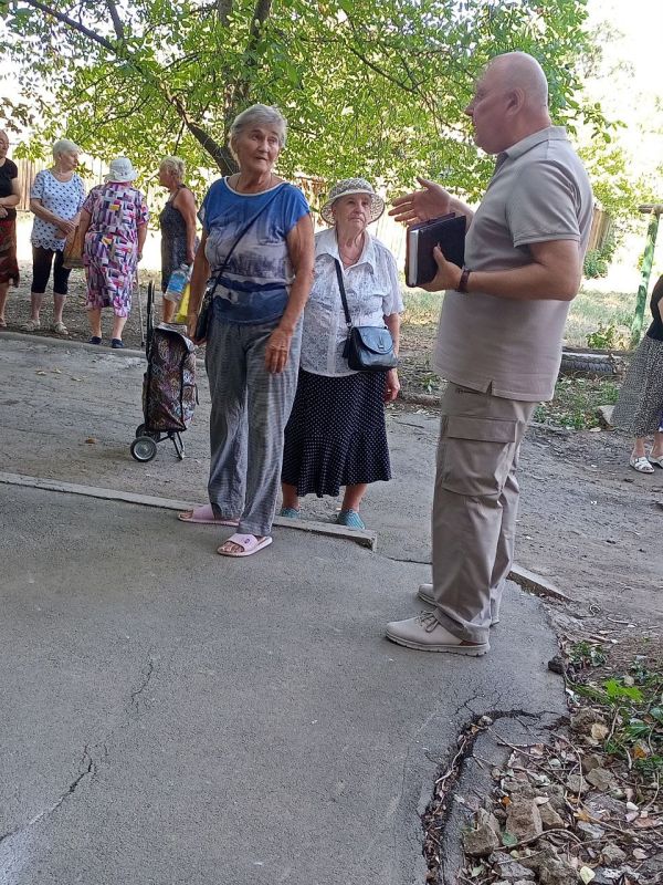 По поручению Главы ДНР Дениса Пушилина 21.08.2025 по адресу: г. Донецк, б. Франко, 44 состоялась встреча с жителями, на которой присутствовал лидер общественного мнения Олег Худолей По поручению Главы ДНР Дениса Пушилина 21.08.2025 по адресу: г. Донецк, б. Франко, 44 состоялась встреча с жителями, на которой присутствовал лидер общественного мнения Олег Худолей