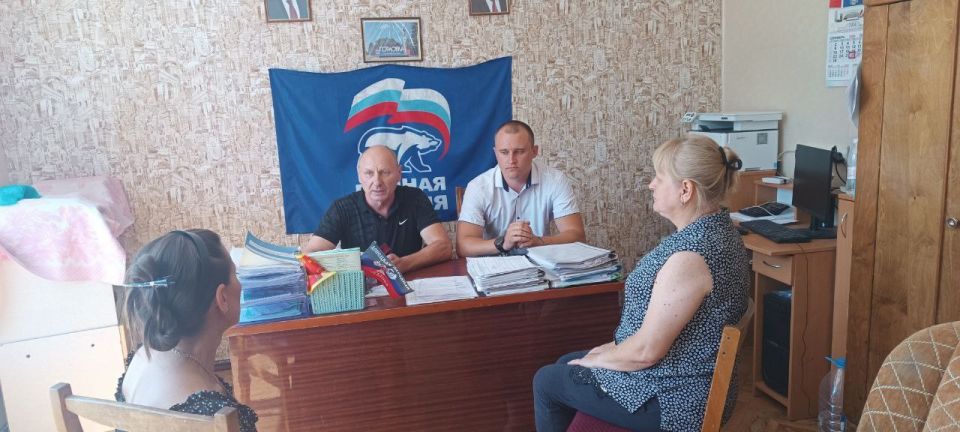 Роман Конев: ВСТРЕЧИ С НАСЕЛЕНИЕМ. 21 августа 2025 года депутаты Горловского городского совета от фракции «Единая Россия» - Наталия Ботвина, София Потапова, Максим Лебедев, Светлана Евсеенко, Александр Кунов, Олег Сладкевич... Роман Конев: ВСТРЕЧИ С НАСЕЛЕНИЕМ. 21 августа 2025 года депутаты Горловского городского совета от фракции «Единая Россия» - Наталия Ботвина, София Потапова, Максим Лебедев, Светлана Евсеенко, Александр Кунов, Олег Сладкевич...