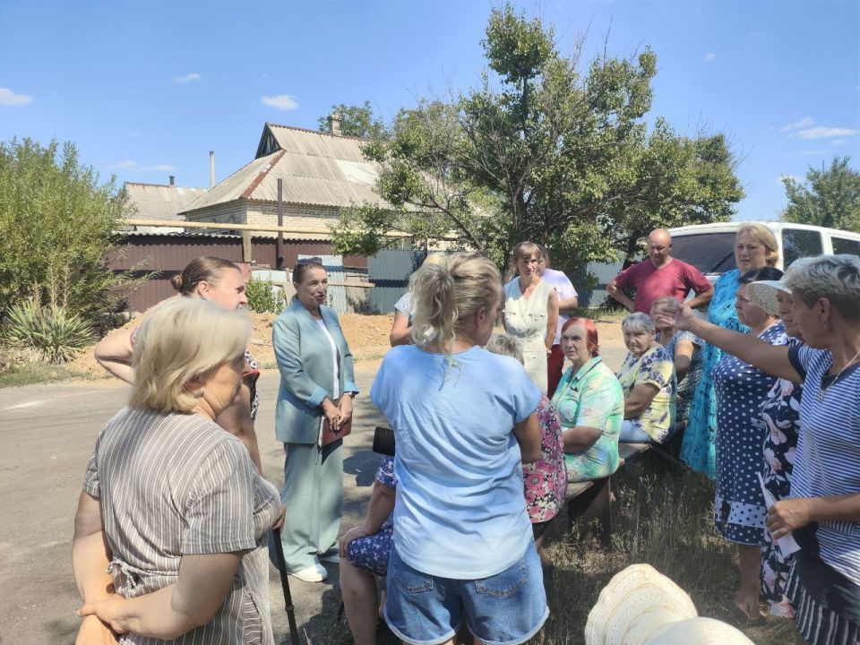 Председатель #Комитет_по_труду_занятости_социальной_политики_и_делам_ветеранов Клавдия Кульбацкая (фракция «Единая Россия») провела ряд встреч с жителями улицы Черногорская, микрорайона «Тихий», пос Председатель #Комитет_по_труду_занятости_социальной_политики_и_делам_ветеранов Клавдия Кульбацкая (фракция «Единая Россия») провела ряд встреч с жителями улицы Черногорская, микрорайона «Тихий», пос