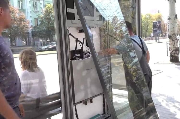 Зарядка гаджетов, безопасность и информирование пассажиров: в Донецке появилась первая «умная» остановка Зарядка гаджетов, безопасность и информирование пассажиров: в Донецке появилась первая «умная» остановка
