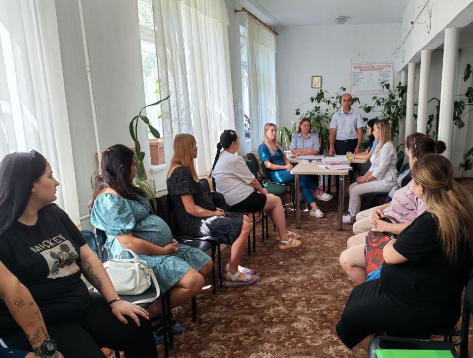 Сегодня, 21 августа, в рамках партийного проекта "Безопасные дороги" в женской консультации ГБУ ДНР «ЦГБ г. Тореза» прошла важная встреча для будущих мам Сегодня, 21 августа, в рамках партийного проекта "Безопасные дороги" в женской консультации ГБУ ДНР «ЦГБ г. Тореза» прошла важная встреча для будущих мам