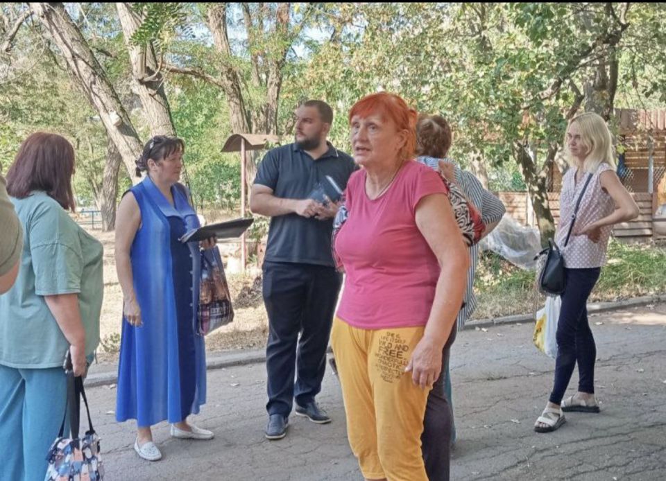 По поручению Главы ДНР Дениса Пушилина 21.08.2025 по адресу: г. Донецк, ул.Луговцова,14 состоялась встреча с жителями района, на которой присутствовали заместитель руководителя Управы Ленинского внутригородского района... По поручению Главы ДНР Дениса Пушилина 21.08.2025 по адресу: г. Донецк, ул.Луговцова,14 состоялась встреча с жителями района, на которой присутствовали заместитель руководителя Управы Ленинского внутригородского района...