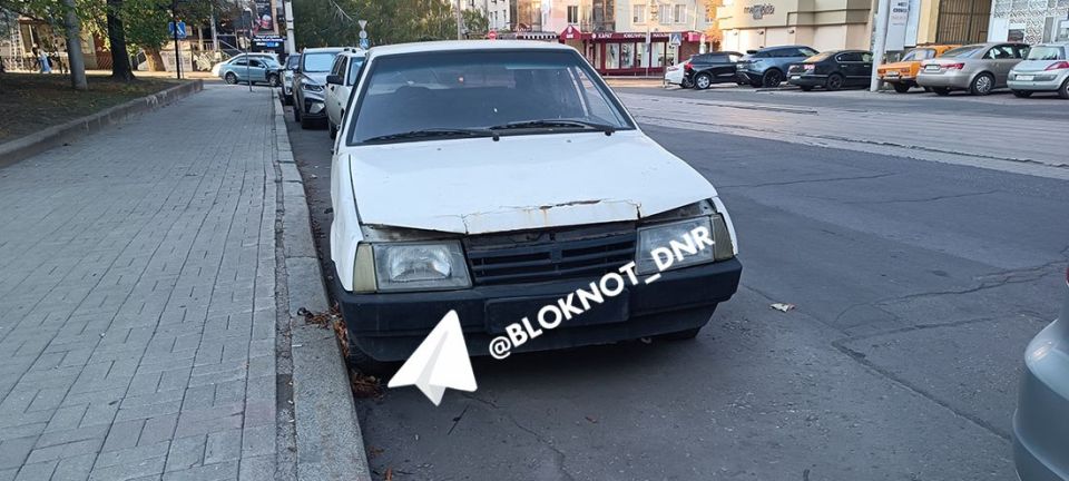 Авторазборка в центре Донецка: на площади Ленина брошенную тачку растаскивают по запчастям Авторазборка в центре Донецка: на площади Ленина брошенную тачку растаскивают по запчастям