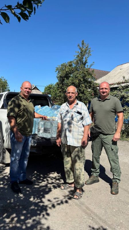 Игорь Матрус и Павел Минаков (фракция «Единая Россия») доставили питьевую воду маломобильным жителям Макеевки Игорь Матрус и Павел Минаков (фракция «Единая Россия») доставили питьевую воду маломобильным жителям Макеевки
