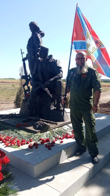 Возложение цветов к Вечному огню на Саур-Могиле Возложение цветов к Вечному огню на Саур-Могиле