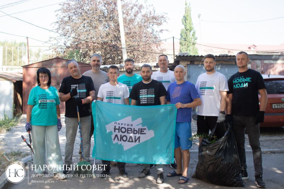 Депутаты Народного Совета фракций «Единой России», КПРФ и «Новых людей» во главе с Председателем Народного Совета ДНР Константином Кузьминым провели субботник вместе с молодежными организациями Депутаты Народного Совета фракций «Единой России», КПРФ и «Новых людей» во главе с Председателем Народного Совета ДНР Константином Кузьминым провели субботник вместе с молодежными организациями